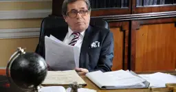 Reżyser filmu Układ: Kto stoi za tą intrygującą produkcją?