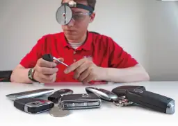 Gdzie wymienić baterię w pilocie samochodowym? Koszty i metody