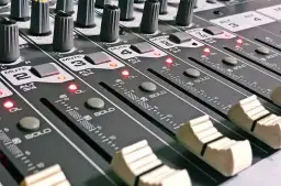 Mastering w muzyce: Kluczowy etap produkcji dźwięku