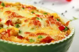 Smaczna zapiekanka z indykiem i ryżem - proste przepisy i warianty