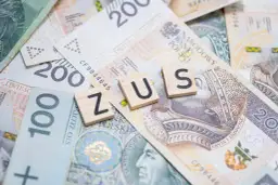 Litery ZUS ułożone na polskich banknotach o nominałach 100 i 200 zł.