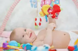 Mata edukacyjna dla niemowlaka: od kiedy i jak używać? Porady eksperta