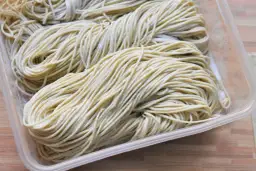 Jak zrobić makaron ramen? Przepis na idealną sprężystość!