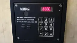 Jak otworzyć domofon Fermax kodem? Praktyczny przewodnik krok po kroku