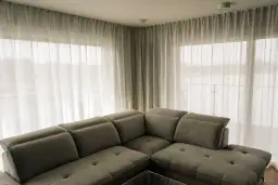 Jaki karnisz na okno narożne? Odkryj najlepsze rozwiązania i porady