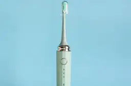 Nowa końcówka szczoteczki sonicznej czeka na montaż. Delikatny, miętowy kolor i elegancki design.