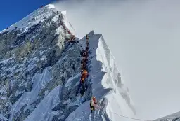 Everest: Vetta, costi, pericoli e il futuro del Tetto del Mondo