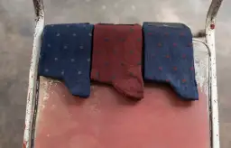 Jakie skarpetki do niebieskiego garnituru? Unikaj tych błędów!