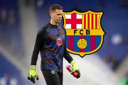 Bramkarz FC Barcelona w stroju treningowym, z rękawicami i butelką wody. Obok herb klubu.