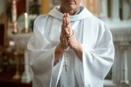 Czy Hołownia był księdzem? Prawda o jego drodze duchowej