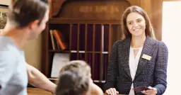 Recepcjonistka w hotelu: Praca, zarobki, wymagania. Czy to dla Ciebie?