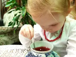 Jaka herbata dla rocznego dziecka? Bezpieczne napoje, które pokochasz