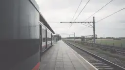 Jak dojechać do Jastrzębiej Góry pociągiem? Sprawdź trasy i połączenia