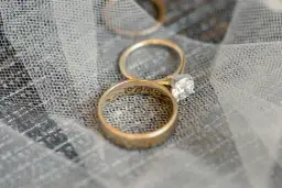 Pierścionek jak obrączka: Odkryj style, symbolikę i wybierz swój!