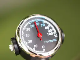 Higrometr do czego służy? Odkryj jego kluczowe zastosowania i funkcje