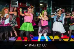 Impreza w stylu PRL stroje – jak stworzyć niezapomniany look retro