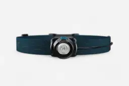 Czołówka do biegania Evadict z niebieską opaską i wzorem mapy. Idealna na nocne treningi.