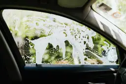 Skuteczne sposoby na to, czym zmyć wosk z szyby samochodu