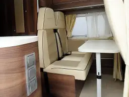 Spanie w kamperze podczas jazdy? Przepisy, kary i ryzyko.