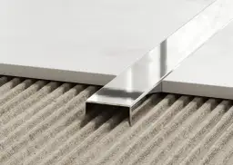 Srebrne listwy na ścianę: styl, montaż i jak wkomponować w aranżację?