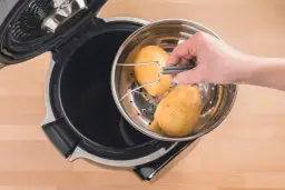 Jak ugotować ziemniaki w multicookerze? Włóż ziemniaki do parownika i umieść w urządzeniu.