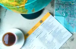 Lista rzeczy do zabrania na wycieczkę szkolną: apteczka, higiena osobista, dokumenty, ubrania i akcesoria.