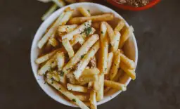 Frytki belgijskie czym się różnią od tradycyjnych? Odkryj sekrety smaku