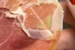 Zielonkawy połysk na wędlinie to efekt odbicia światła od tłuszczu. Czy można ją bezpiecznie zjeść? Tak, jeśli nie ma innych oznak zepsucia.