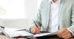 Czy notariusz informuje o testamencie? Poznaj swoje prawa i obowiązki