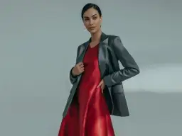 Co ubrać do czerwonej sukienki, aby zawsze wyglądać stylowo?