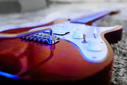 Gitara elektryczna – jak zacząć przygodę z najważniejszym instrumentem rocka?