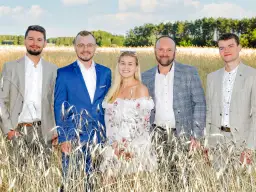 Pięcioro młodych ludzi w eleganckich strojach pozuje na polu pszenicy. Czy to zapowiedź, kiedy powtórka Rolnik szuka żony?