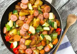 Najlepszy przepis na kiełbasę z szynki – łatwe i smaczne danie