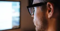 Czy okulary z filtrem światła niebieskiego można nosić cały czas bez ryzyka?