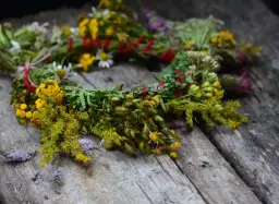 Kiedy święci się wianki w kościele? Poznaj znaczenie tej tradycji