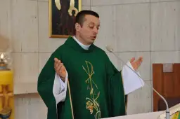 Msza święta co mówi ksiądz: odkryj znaczenie modlitw i gestów