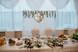 Stół państwa młodych kto siedzi - tradycyjne układy siedzeń na weselu