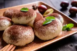 Z czym jeść kluski na parze? Odkryj pyszne dodatki i sosy