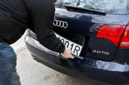 Zdejmij tablicę rejestracyjną sam! Bezpiecznie i bez rys