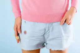 Skuteczne sposoby na to, jak sprać krew ze spodni bez śladów