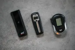 Jaki alkomat kupić: elektrochemiczny czy półprzewodnikowy? Sprawdź różnice