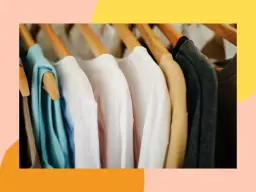 Wiesz, czy domy dziecka przyjmują ubrania? Na wieszakach wiszą czyste, schludne koszulki w różnych kolorach.