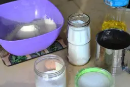 Ile gram ma 1 szklanka mąki? Zaskakujące różnice w wagach!