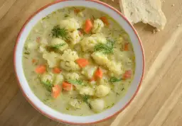 Babcina zupa kalafiorowa: Odtwórz smak dzieciństwa! Sekrety i przepis