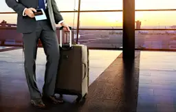 Jak przewieźć garnitur w walizce? Koniec z zagnieceniami!