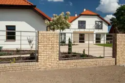 Czym ogrodzić działkę? Przegląd tanich i efektownych rozwiązań