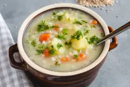 Jakie przyprawy do zupy krupnik, aby uzyskać wyjątkowy smak?