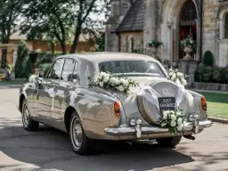 Jak udekorować auto do ślubu? Poradnik, trendy, koszty, bezpieczeństwo