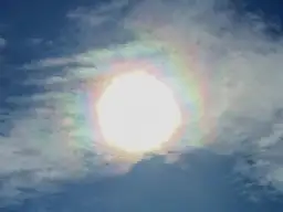 Wieniec zjawisko optyczne w naturze: tajemnice aureoli wokół Słońca