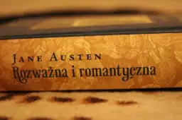 Romansidło książka - dlaczego tak kochamy literaturę o miłości i emocjach?